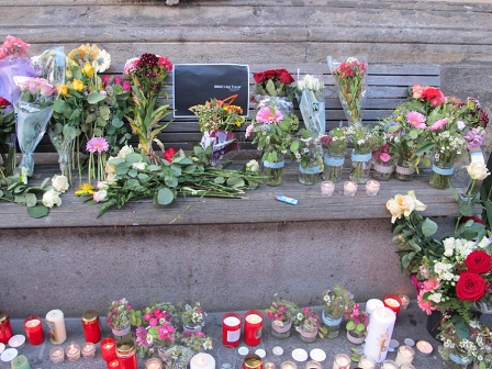 Kerzen und Blumen und ein "Graz trauert"-Ausdruck